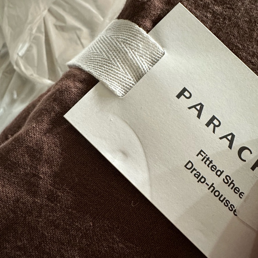 Parachute Queen fitted sheet in Raisin